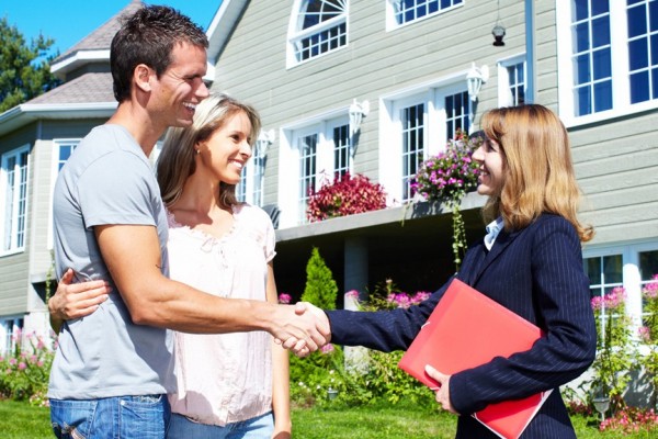 Când şi de ce să apelezi la un agent imobiliar?